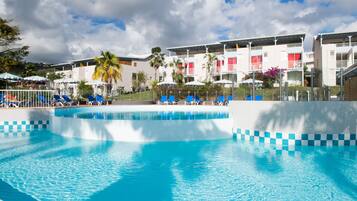 Kolam renang terbuka, payung kolam, kerusi lepak pantai