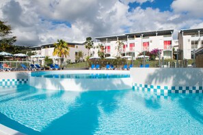 Outdoor pool, pool umbrellas, sun loungers - Karibea Resort Sainte Luce - Amandiers (Sainte-Luce)