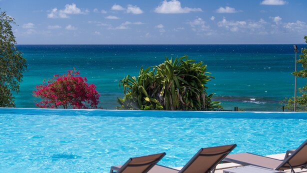 Outdoor pool, pool umbrellas, sun loungers - Karibea Resort Sainte Luce - Amandiers (Sainte-Luce)