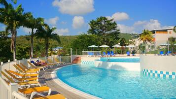 Kolam renang terbuka, payung kolam, kerusi lepak pantai