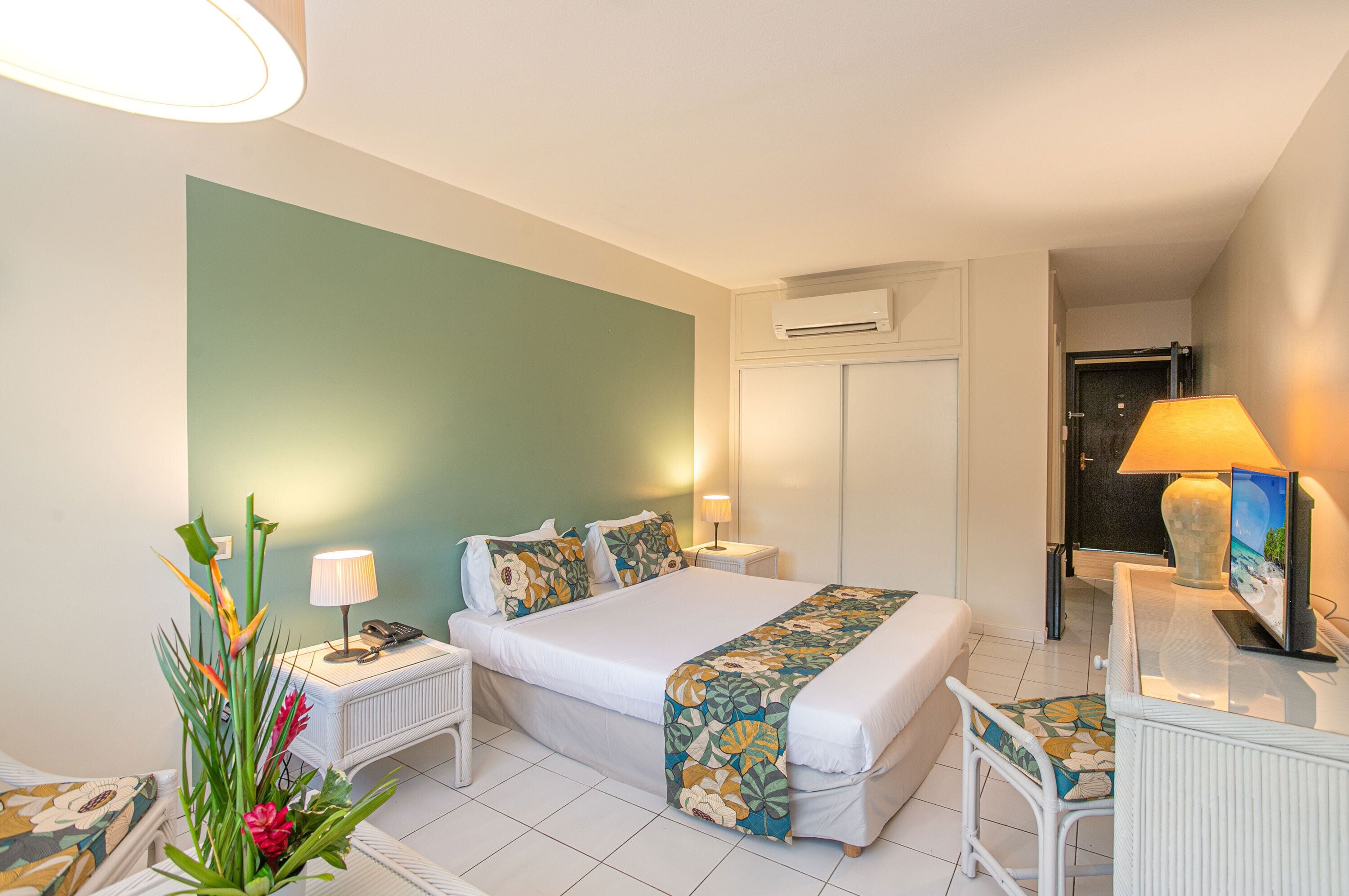 标准房 (No Elevator) | 客房内保险箱、办公桌、笔记本电脑工作区、遮光窗帘