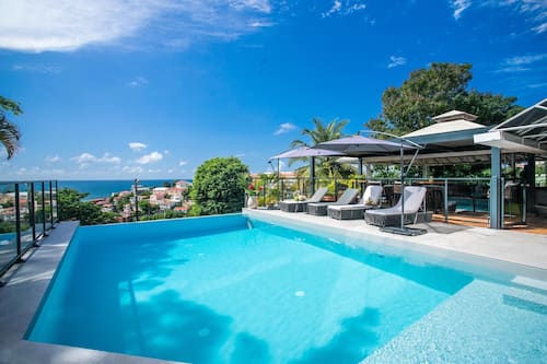 Piscine extérieure, parasols de plage, chaises longues