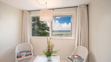 Caja de seguridad en la habitación y escritorio