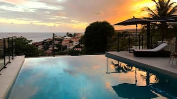 Una piscina al aire libre (de 07:00 a 22:00), sombrillas, tumbonas