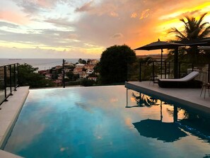 Una piscina al aire libre (de 07:00 a 22:00), sombrillas, tumbonas