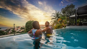 Utendørsbasseng, bassengparasoller og solsenger