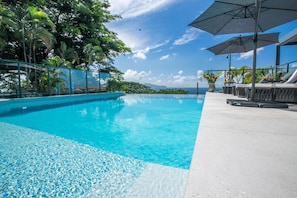 Outdoor pool, open 7:00 AM to 10:00 PM, pool umbrellas, sun loungers - Karibea Squash Hôtel (Fort-de-France)