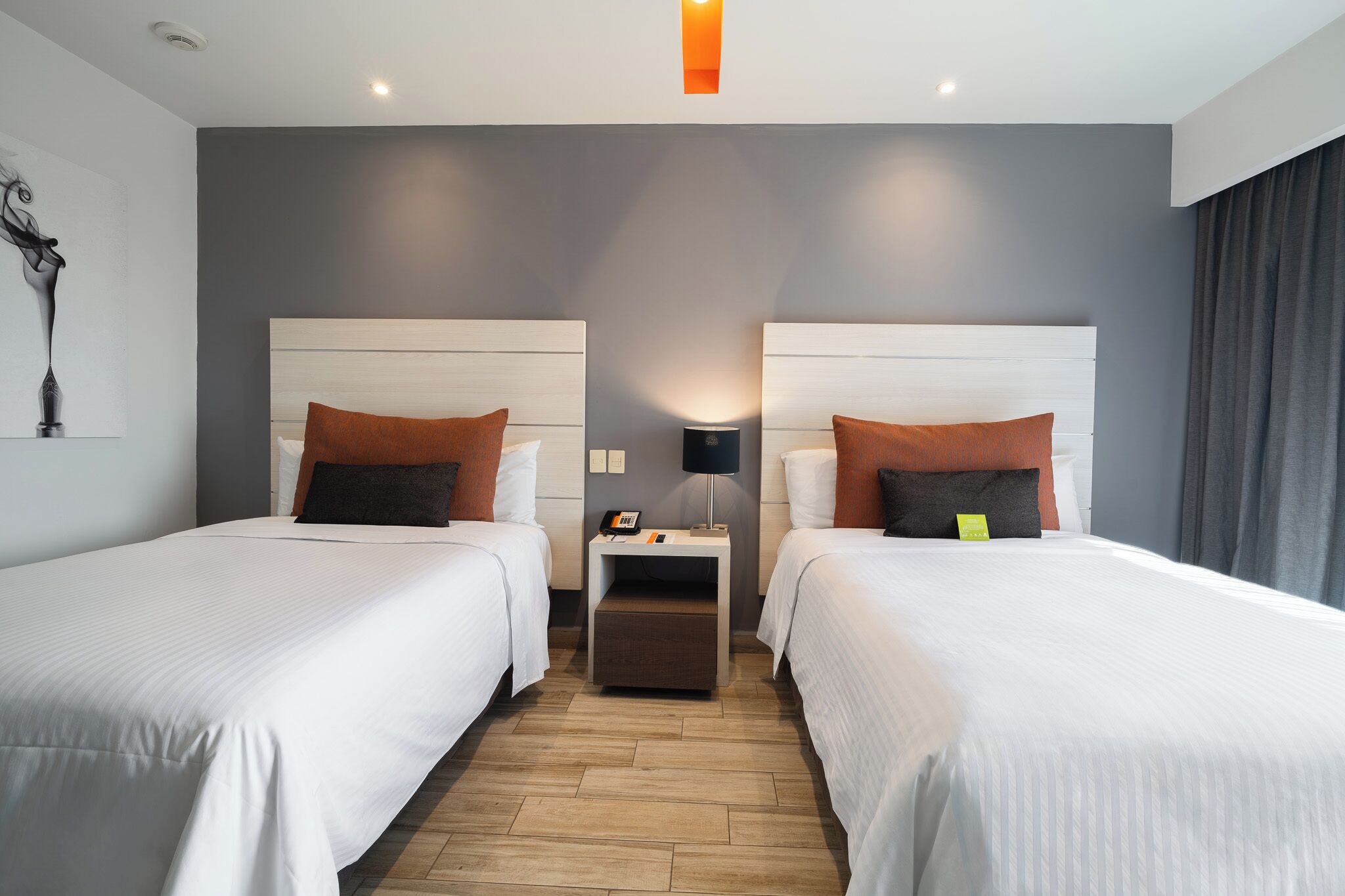 Deluxe Dos Camas | Premium bedding, in-room safe, desk, blackout curtains