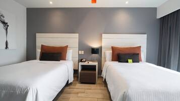 Deluxe Dos Camas | Ropa de cama de alta calidad y caja de seguridad en la habitación