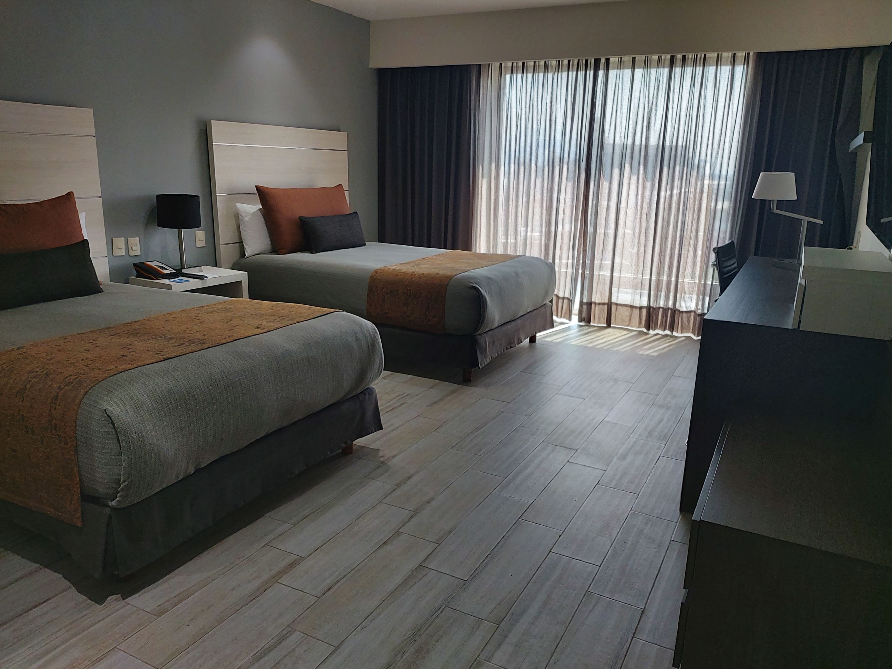 deluxe dos camas | premium bedding, in-room safe, desk, blackout curtains