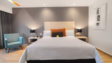 Ropa de cama de alta calidad y caja de seguridad en la habitación