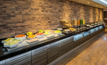 Petit déjeuner complet servi en supplément en semaine