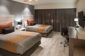 Deluxe Dos Camas | 1 bedroom, premium bedding, in-room safe, desk