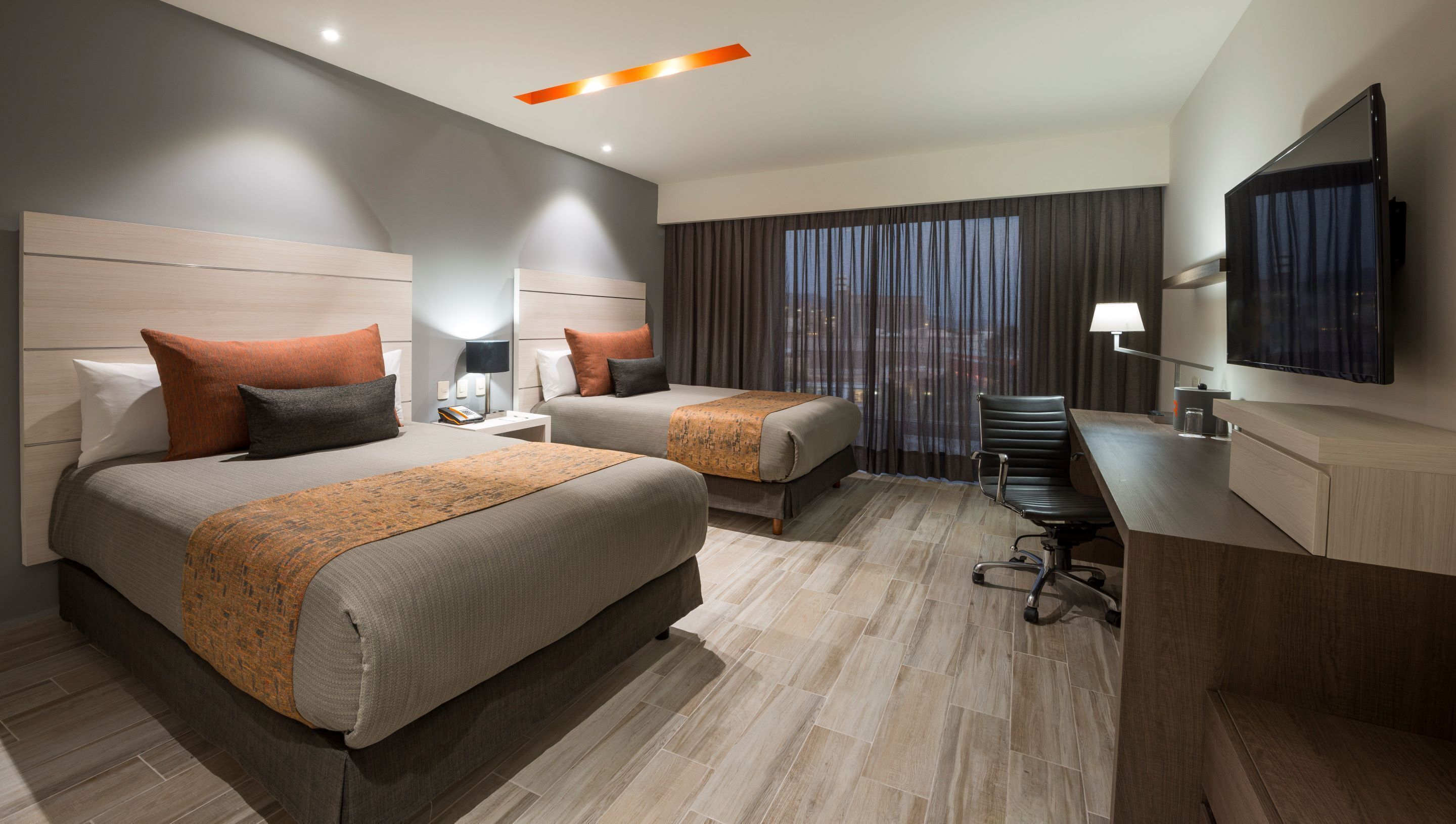 deluxe dos camas | premium bedding, in-room safe, desk, blackout curtains