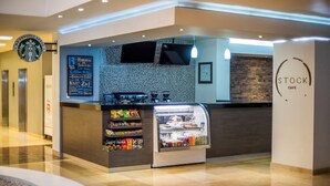 A Starbucks coffee shop with a menu board, a beverage display, and a refrigerated section. - Real Inn Perinorte (Tlalnepantla de Baz)