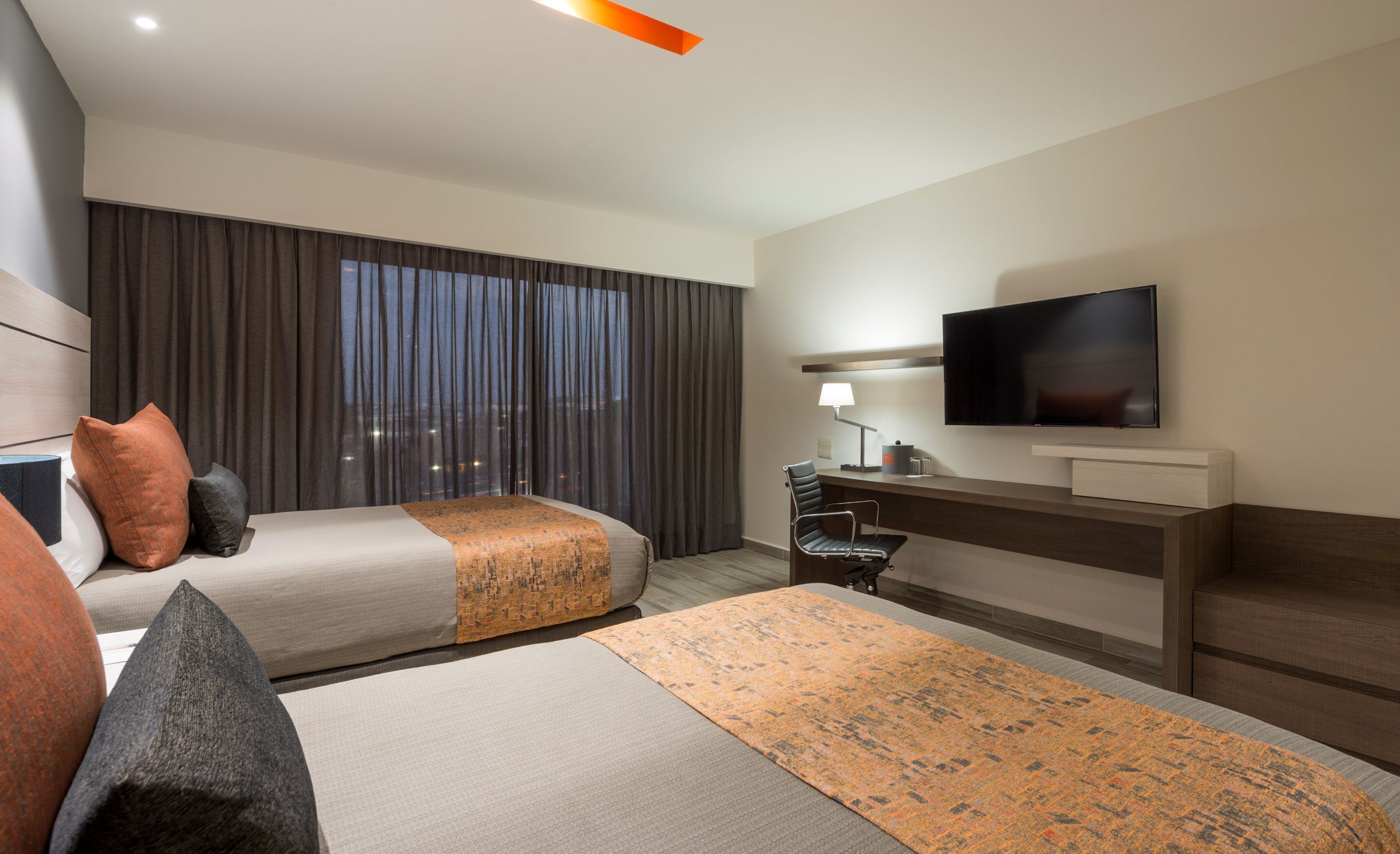 deluxe dos camas | premium bedding, in-room safe, desk, blackout curtains