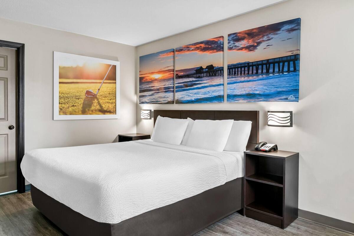 Room, 1 King Bed, Accessible, Non Smoking | Desk, iron/ironing board, cribs (free), rollaway beds (surcharge)