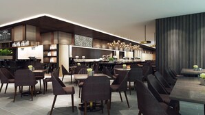 Un restaurante moderno con techo alto, paneles de madera oscura y una zona de comedor central con mesas y sillas redondas.