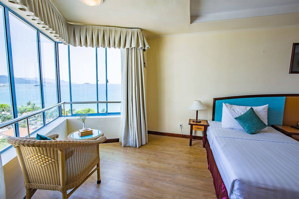 Chambre supérieure, vue sur la mer | Minibar, coffre-fort, bureau, accès au Wi-Fi (inclus)