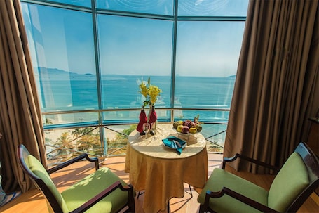 Ocean view Yasaka Suite | Living area. Yasaka Saigon Nha Trang Hotel