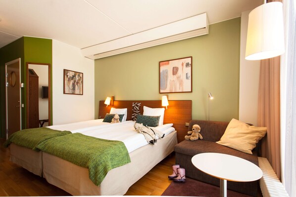 Escritorio, tabla de planchar con plancha, wifi gratis y ropa de cama 