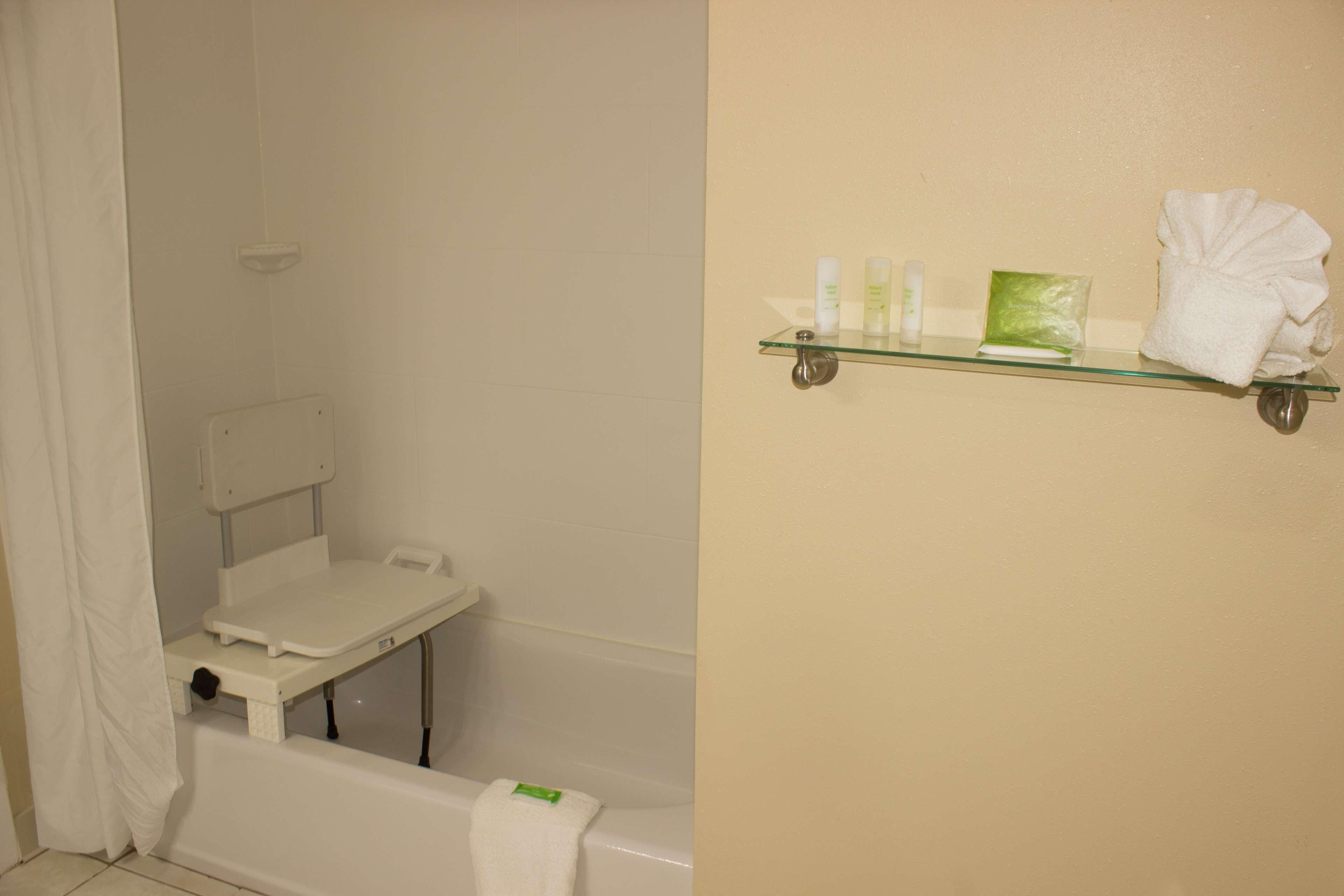 Deep soaking tub, hydromassage showerhead, hair dryer, towels