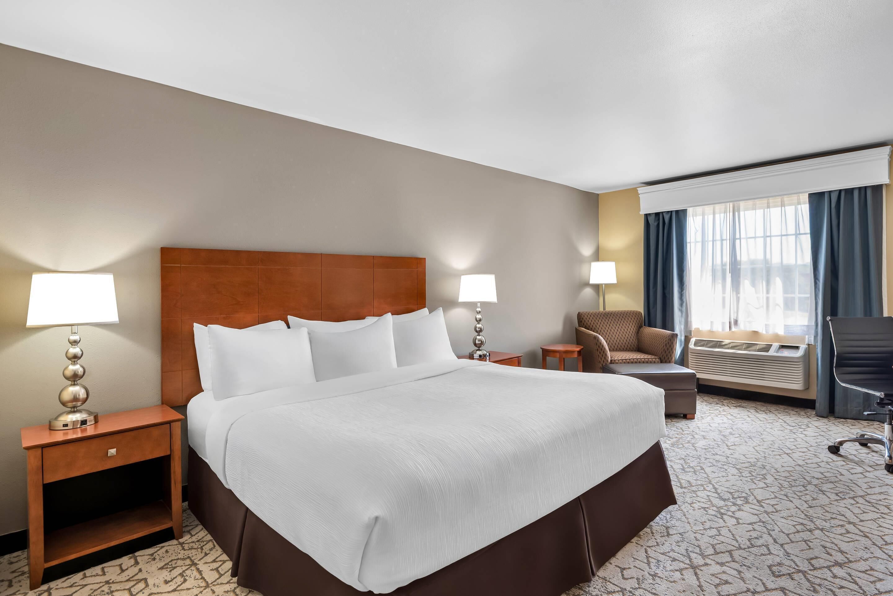 In-room safe, desk, iron/ironing board, cribs/infant beds
