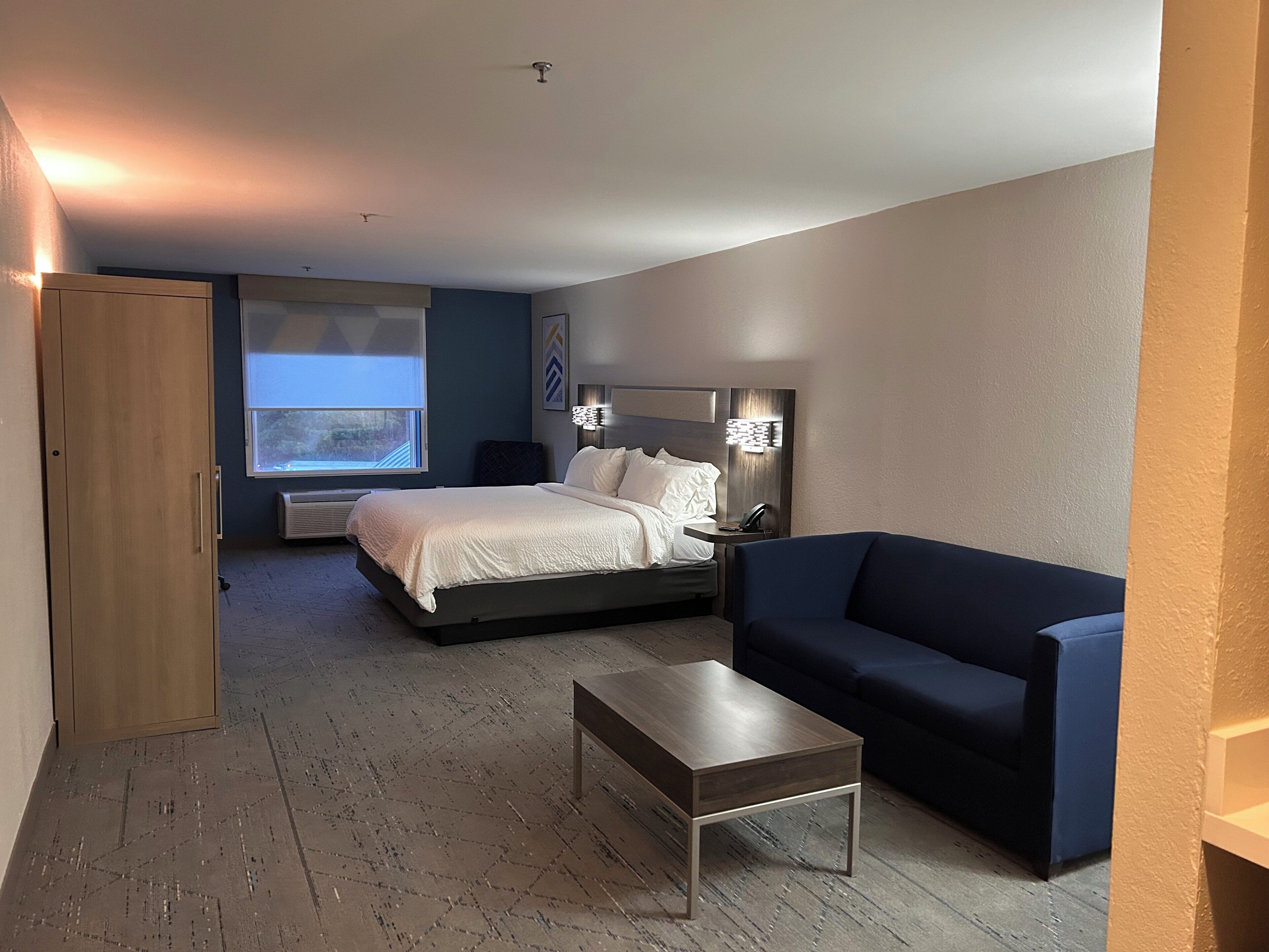 Suite, 1 King Bed with Sofa bed | Desk, iron/ironing board, cribs/infant beds, free WiFi