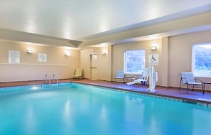 Piscine couverte, chaises longues