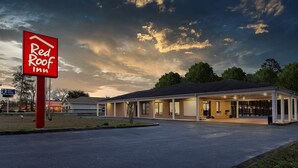 A Red Roof Inn with a covered parking area and a brick building. - Red Roof Inn Bay Minette (Bay Minette)