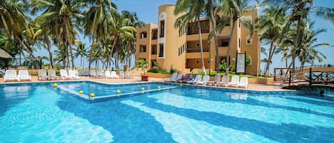 Piscina a l'aire lliure, para-sols i gandules