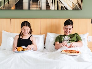 Standard Queen Room | In-room safe, desk, blackout drapes, soundproofing - Mercure Melbourne Southbank (Southbank)