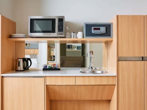 Frigorífic petit, microones, cafetera i tetera i bullidora elèctrica