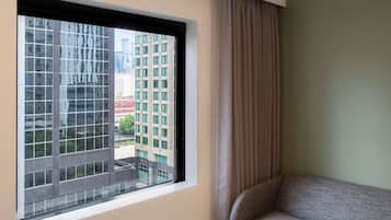 Een kluis op de kamer, een bureau, verduisterende gordijnen