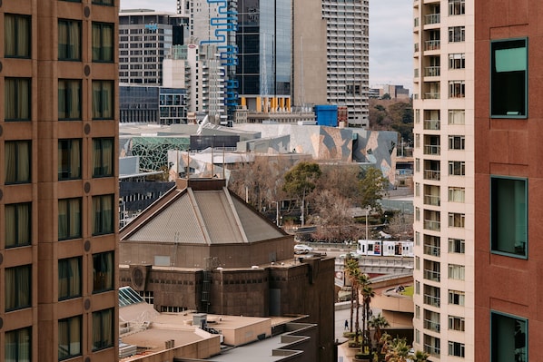 Un immeuble de grande hauteur doté d’une architecture moderne, caractérisé par un toit triangulaire imposant et de nombreux balcons.