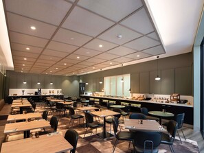 Petit déjeuner buffet (32 AUD par personne)