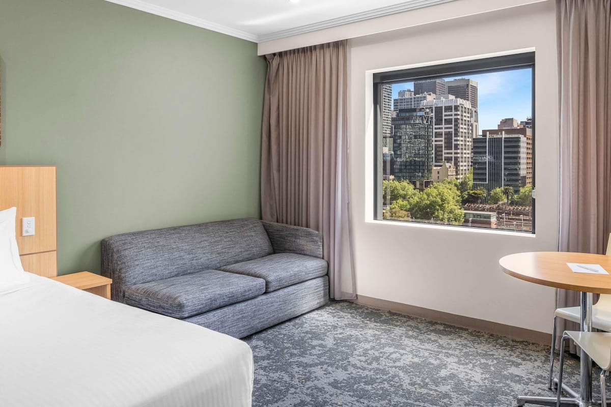 Caja de seguridad en la habitación, escritorio y cortinas blackout