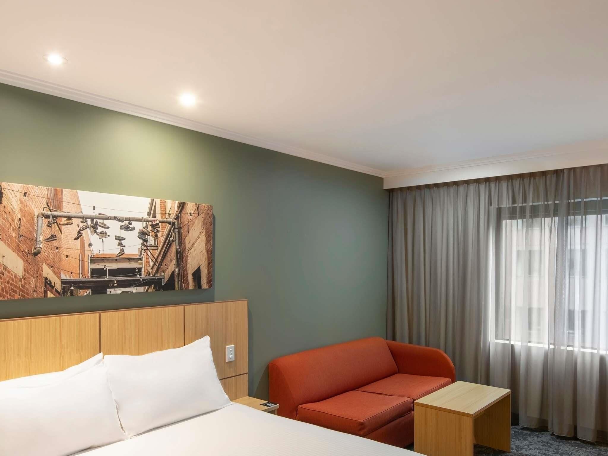 Quarto superior, 1 cama Queen | Cofres nos quartos, escrivaninha, cortinas blackout