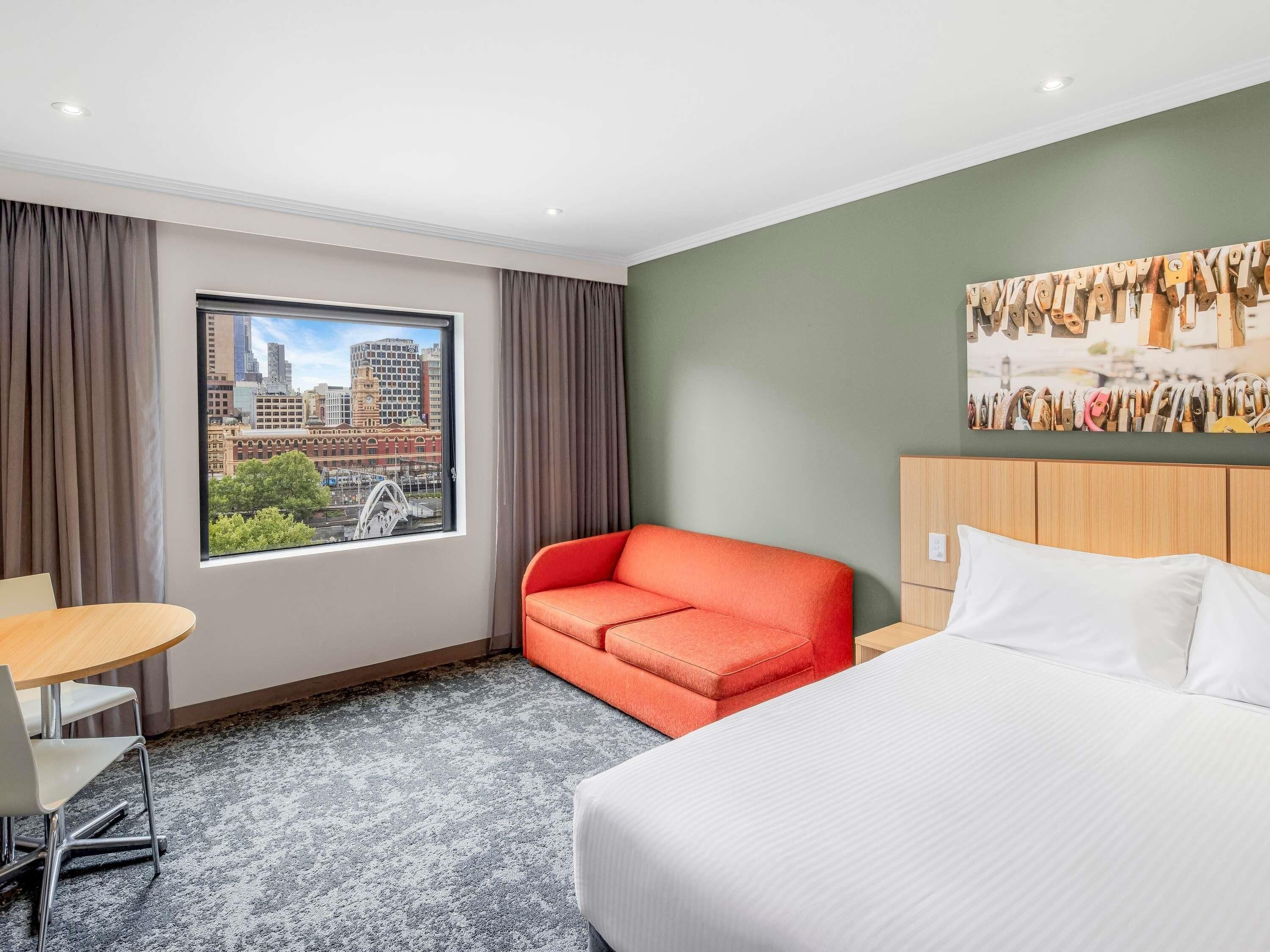 Superior kamer, 1 queensize bed, uitzicht op rivier | Een kluis op de kamer, een bureau, verduisterende gordijnen