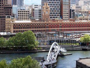 Rom – superior, 1 queensize-seng, elveutsikt | Safe på rommet, skrivebord, blendingsgardiner og lydisolert