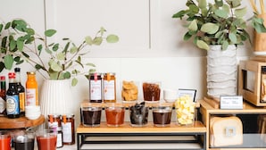 Een ontbijtbuffet met diverse soorten beleg, sauzen en drankjes.