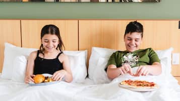 Rom – standard, 1 queensize-seng | Safe på rommet, skrivebord, blendingsgardiner og lydisolert