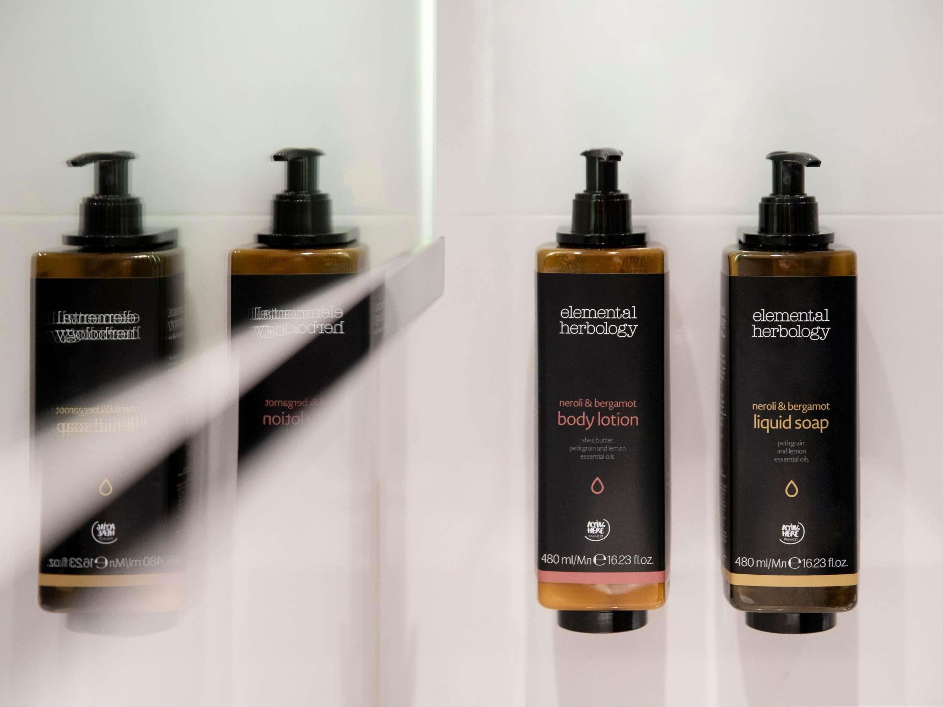 Quatro embalagens de loção corporal e sabonete líquido Elemental Herbology.