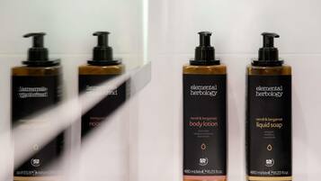 Quatro embalagens de loção corporal e sabonete líquido Elemental Herbology.