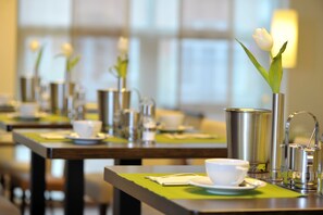 Bữa sáng buffet hàng ngày với phụ phí nhỏ 