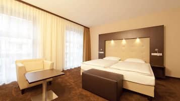 Minibar, Zimmersafe, individuell dekoriert, individuell eingerichtet