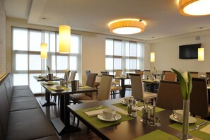 Frokostbuffé hver dag (EUR 18.50 per person)