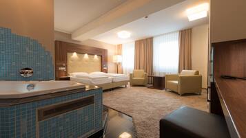 Suite mit Whirlpool | Minibar, Zimmersafe, schallisolierte Zimmer, kostenloses WLAN