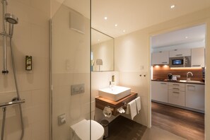 Douche, sèche-cheveux, serviettes fournies