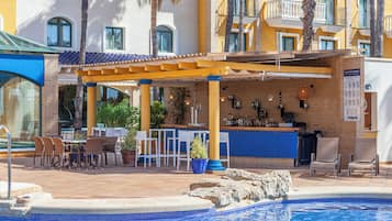 Swim-up bar